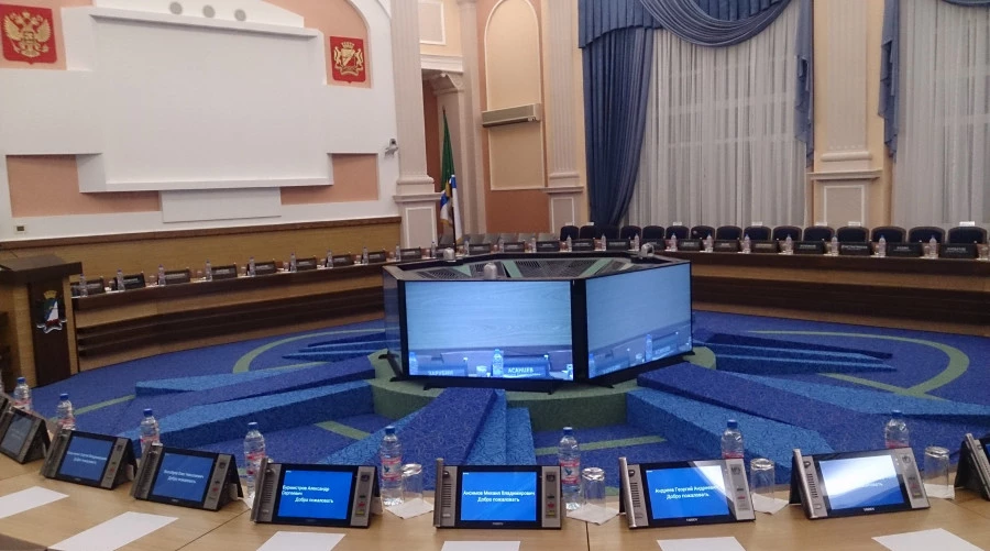 Зал для горсовета депутатов в здании администрации Новосибирска.
