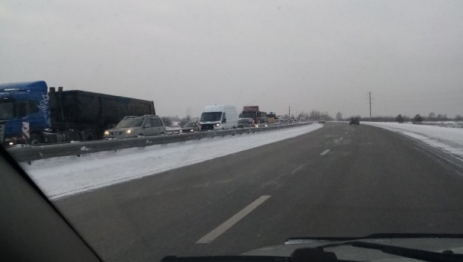Из-за уборки снега встало движение по Правобережному тракту на выезде из Барнаула