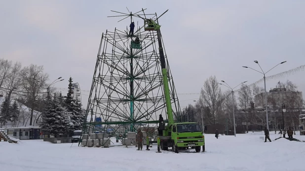 На площади Сахарова обустраивают главную новогоднюю площадку Барнаула.