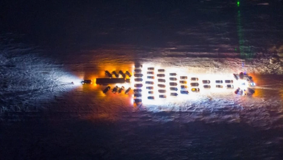 Алтайские автомобилисты соорудили новогоднюю елочку из машин