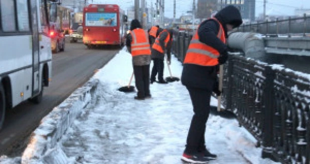 Уборка снега, дорожное хозяйство Барнаула.