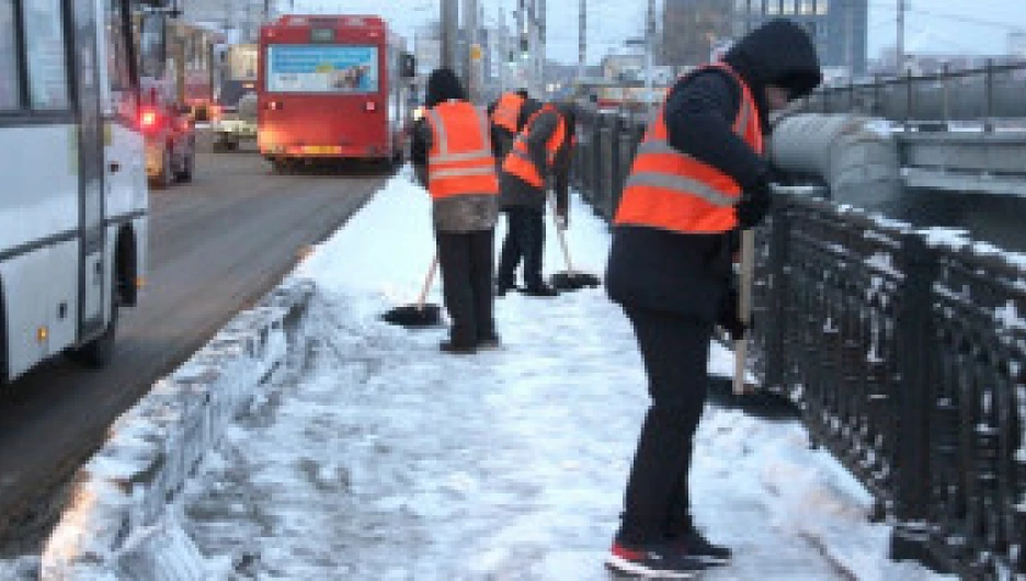 Уборка снега, дорожное хозяйство Барнаула.