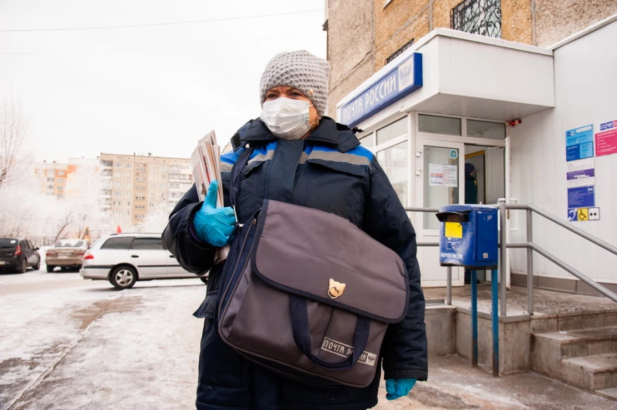 Почтальон Валентина Алхимова.