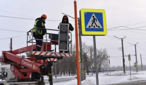 Установка светофора на Речном вокзале в Барнауле.