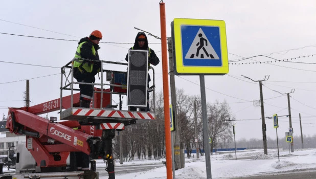 Установка светофора на Речном вокзале в Барнауле.