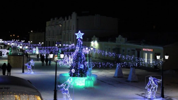 На Мало-Тобольской открыли новогодний городок.