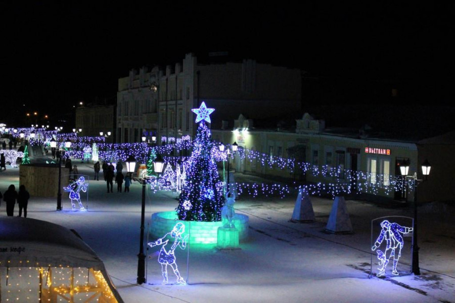 На Мало-Тобольской открыли новогодний городок.
