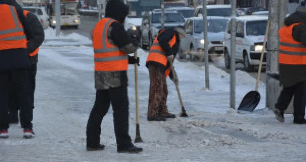 Уборка снега в Барнауле.