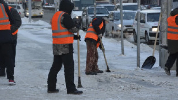 Уборка снега в Барнауле.