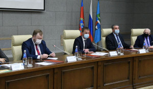 В Барнауле администрация города, объединение работодателей и объединение организаций профсоюзов подписали трехстороннее соглашение.
