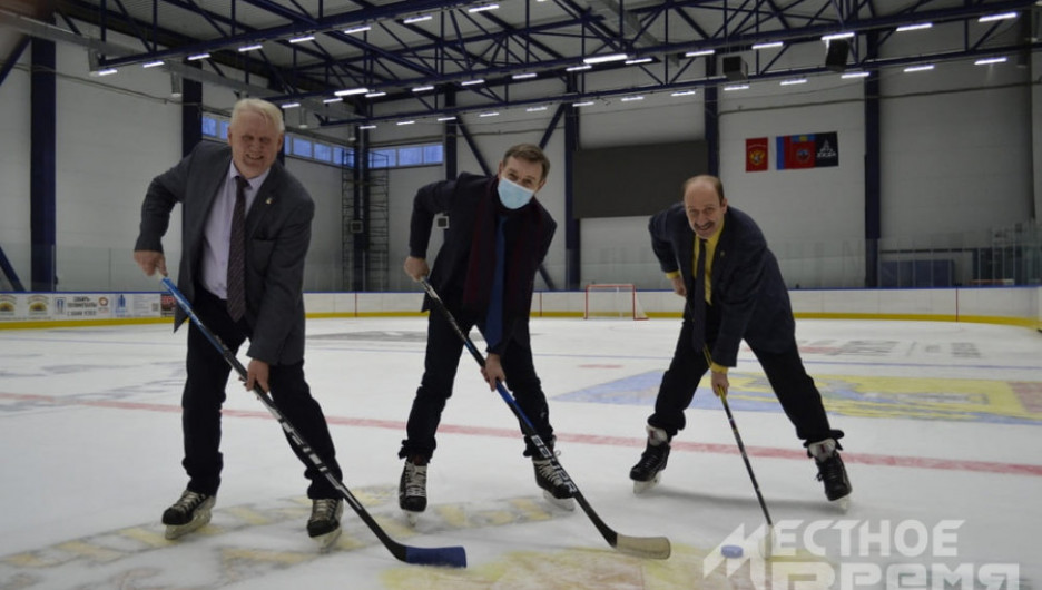 Алтайский министр сыграл в хоккей с рубцовским мэром
