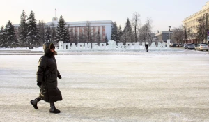 Ледяная надпись «Спасибо врачам» в центре Барнаула.