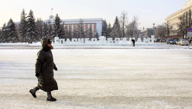 Ледяная надпись «Спасибо врачам» в центре Барнаула.