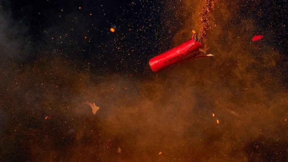 Взрыв петарды.