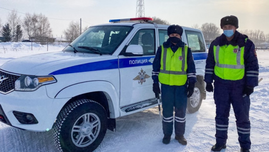 Два офицера полиции на Алтае вызволили водителя из снежного плена 