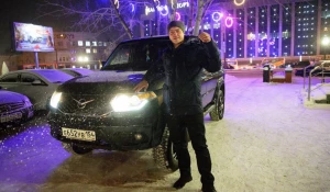 Компания «АлтайАгроСектор» наградила сотрудника автомобилем УАЗ «Патриот». 