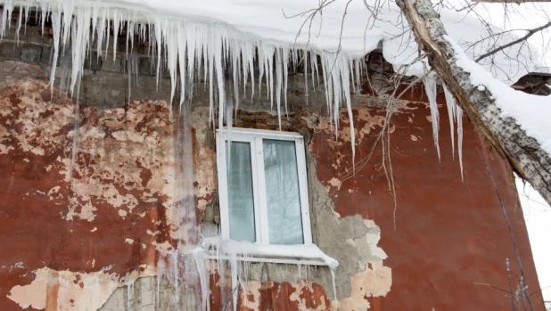 "Дом-армагеддон", превратившийся в сосульку на ул. Беляева, 20.