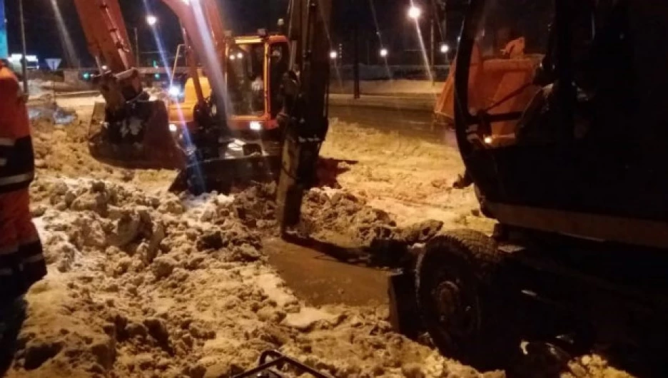 В Барнауле всю ночь дружно устраняли крупную коммунальную аварию. И это не в первый раз