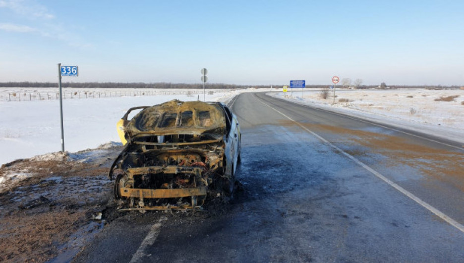 В Алтайском крае сгорел автомобиль такси