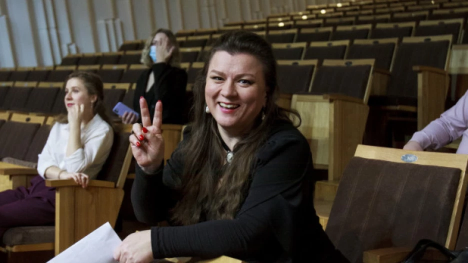 Оперная певица Любовь Петрова проводит мастер-класс для артистов ансамбля "Алтай"