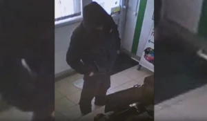 Грабитель в бийском офисе микрозаймов.