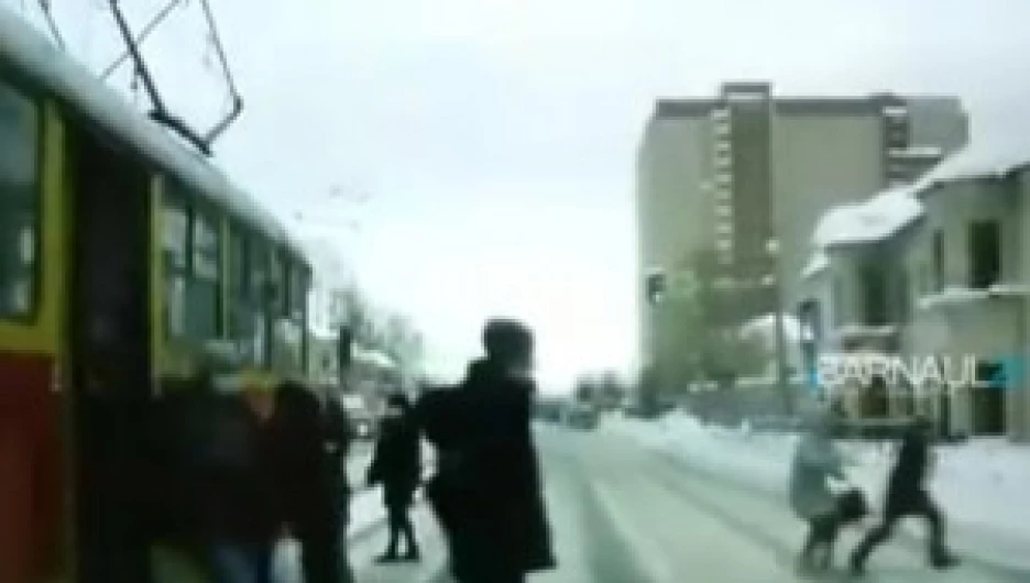 В Барнауле на видео попал момент наезда грузовика на мальчика и женщину