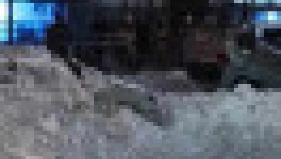 В алтайской столице сошла мощная "снежная лавина" и перевернула авто 