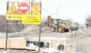 Работы по реконструкции моста через реку Барнаулку.