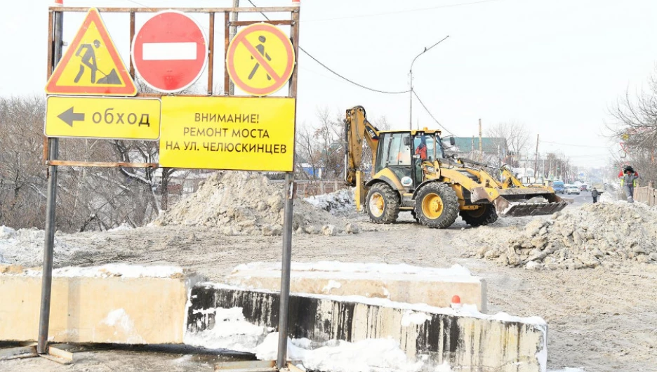 Работы по реконструкции моста через реку Барнаулку.