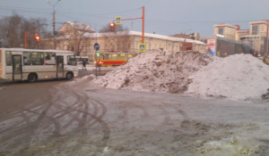 Огромный сугроб на площади Спартака. Барнаул. 7 февраля 2021 года.