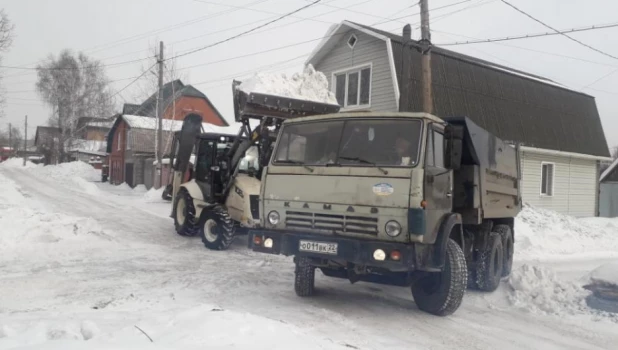 Уборка снега в частном секторе.