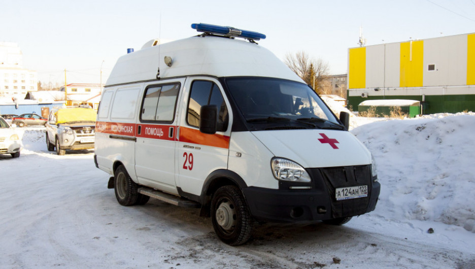 В Барнауле на пешеходном переходе водитель маршрутки зацепил девочку и протащил по дороге