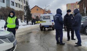 Силовики проверяют сообщение о бомбе в здании судебных приставов.