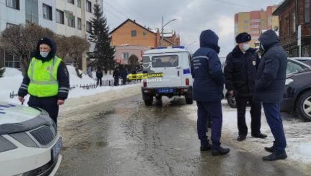 Силовики проверяют сообщение о бомбе в здании судебных приставов.