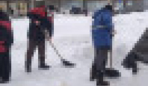 Волонтеры и депутаты очистили от снега памятные места в Барнауле.