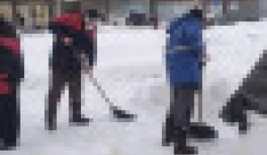 Волонтеры и депутаты очистили от снега памятные места в Барнауле.
