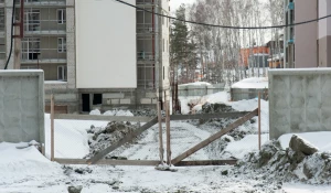 Дольщики встретились с журналистами у строительной площадки проблемных объектов "Барнаулкапстроя".