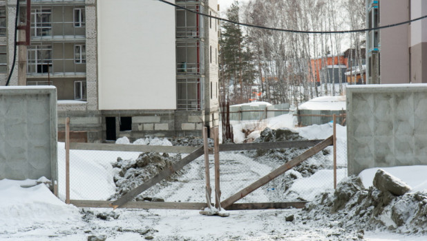 Дольщики встретились с журналистами у строительной площадки проблемных объектов "Барнаулкапстроя".