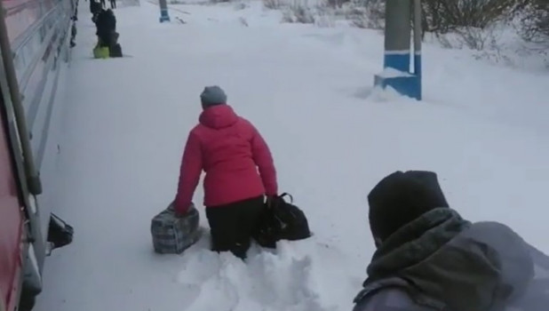 Пассажиры утонули в снегу на Алтае.
