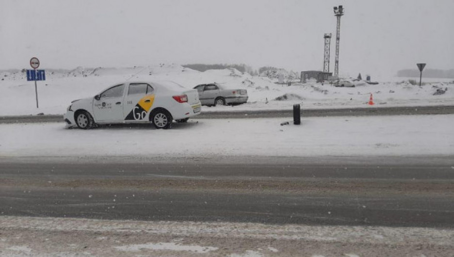 Лишенный прав таксист устроил ДТП на трассе Барнаул - Новосибирск