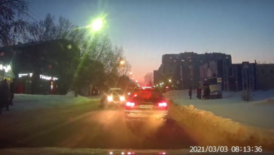 В Барнауле автомобиль сбил женщину, а она встала и пошла