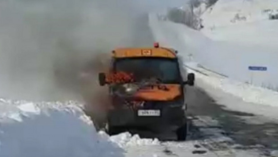 В Алтайском крае на трассе сгорел школьный автобус. Детей эвакуировали