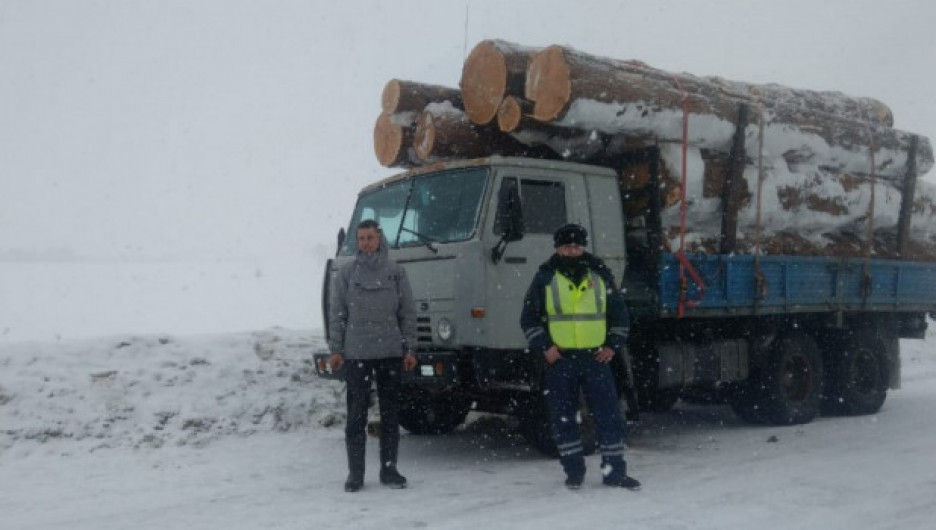 Сотрудники ДПС на Алтае не дали сгореть лесовозу