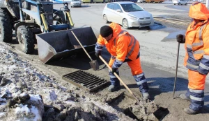 В Барнауле чистят дождеприемные колодцы.