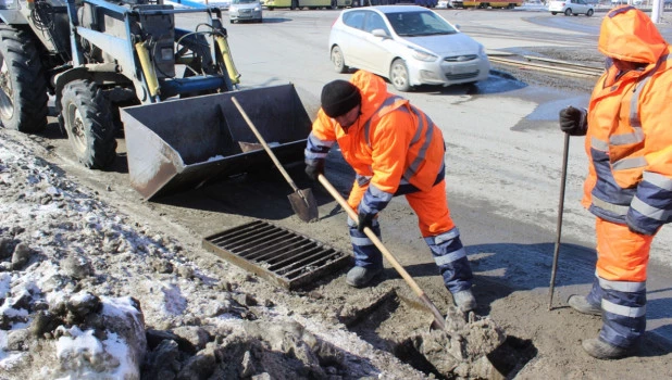 В Барнауле чистят дождеприемные колодцы.