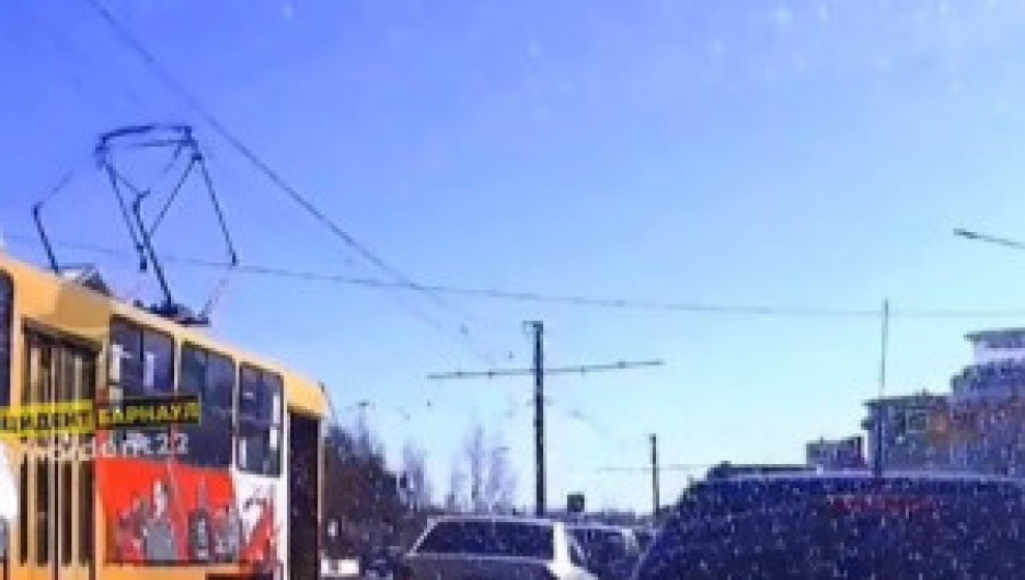 Испытание беспилотника: в Барнауле трамвай поехал без водителя