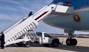 Джо Байден неудачно поднялся в самолет.