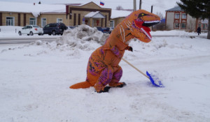 Динозавры на уборке снега. 