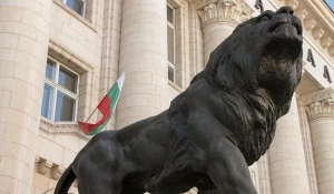 Болгария. Статуя льва.