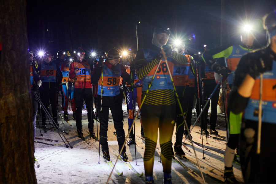 Ночная гонка лыжников в Барнауле. 